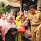 Bupati Tangerang, Moch. Maesyal Rasyid, meninjau pelaksanaan Gerakan Pangan Murah di Kecamatan Balaraja, berdialog dengan warga penerima manfaat. (Istimewa)