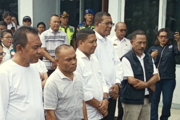 Bupati Flores Timur Anton Doni Dihen dan Wabup Ignas Boli Uran disambut adat Mudakeputu-Tiwatobi setiba di Bandara Gewayantana, Larantuka. (Foto: Toney/Jurnalis Warga)