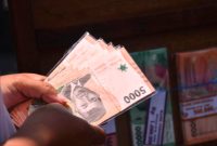 Menjelang Lebaran, tukar uang baru di Bank Mandiri lebih aman. Hindari penukaran ilegal untuk mengantisipasi risiko uang palsu atau penipuan. (Foto via Antara)