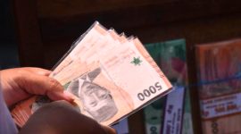 Menjelang Lebaran, tukar uang baru di Bank Mandiri lebih aman. Hindari penukaran ilegal untuk mengantisipasi risiko uang palsu atau penipuan. (Foto via Antara)