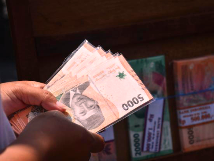 Menjelang Lebaran, tukar uang baru di Bank Mandiri lebih aman. Hindari penukaran ilegal untuk mengantisipasi risiko uang palsu atau penipuan. (Foto via Antara)