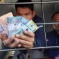 Cara menukar uang baru di Bank Mandiri untuk Lebaran 2025, konfirmasi, bawa dokumen, dan ikuti prosedur di cabang terdekat. (Foto Ilustrasi/Istimewa)