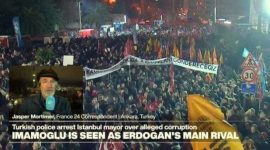 Penahanan Imamoglu berdampak pada penurunan bursa saham Turki, sementara nilai Lira terus merosot akibat ketidakpastian politik. (Tangkap Layar YouTube France24 English)