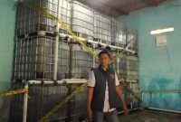 Polisi menggerebek pabrik pengemasan Minyakita ilegal di Tangerang yang mengurangi takaran minyak dari 1 liter menjadi 780-800 ml, dan menyita 13 ton minyak curah. (Foto: DOK. Humas Polda Banten)
