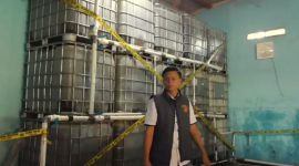 Polisi menggerebek pabrik pengemasan Minyakita ilegal di Tangerang yang mengurangi takaran minyak dari 1 liter menjadi 780-800 ml, dan menyita 13 ton minyak curah. (Foto: DOK. Humas Polda Banten)