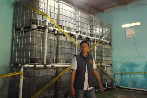Polisi menggerebek pabrik pengemasan Minyakita ilegal di Tangerang yang mengurangi takaran minyak dari 1 liter menjadi 780-800 ml, dan menyita 13 ton minyak curah. (Foto: DOK. Humas Polda Banten)