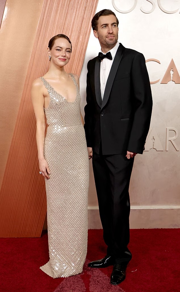 Emma Stone tampil elegan dengan gaya pixie di malam romantis bersama Dave McCary.