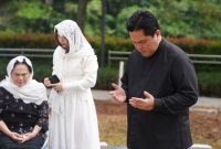 Erick Thohir bersama keluarga berziarah ke makam sang ayah, merayakan harlah yang ke-90 sekaligus mengenang nilai-nilai kehidupan yang ditanamkan Almarhum kepada keluarganya. (facebook.com/ErickThohir)