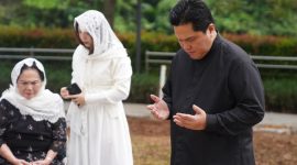 Erick Thohir bersama keluarga berziarah ke makam sang ayah, merayakan harlah yang ke-90 sekaligus mengenang nilai-nilai kehidupan yang ditanamkan Almarhum kepada keluarganya. (facebook.com/ErickThohir)