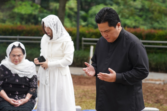 Erick Thohir bersama keluarga berziarah ke makam sang ayah, merayakan harlah yang ke-90 sekaligus mengenang nilai-nilai kehidupan yang ditanamkan Almarhum kepada keluarganya. (facebook.com/ErickThohir)