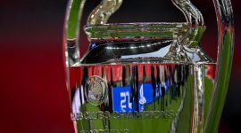 PSG lolos ke perempat final Liga Champions setelah menang adu penalti melawan Liverpool. Barcelona, Inter, dan Bayern juga melaju dengan meyakinkan. Potret Trofi Liga Champions Eropa. (Kredit via GI)