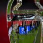 PSG lolos ke perempat final Liga Champions setelah menang adu penalti melawan Liverpool. Barcelona, Inter, dan Bayern juga melaju dengan meyakinkan. Potret Trofi Liga Champions Eropa. (Kredit via GI)