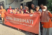 Gema Bersih Hati Rumah Zakat Tangerang giat membersihkan masjid di penghujung bulan Syaban. (Foto: Metrosiar/Luky)