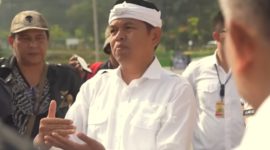 Gubernur Dedi Mulyadi memberikan jawaban tegas atas kritik terkait larangan study tour yang dilayangkan Kadis Disbudpar Cirebon, Dedi menekankan untuk mencegah eksploitasi pendidikan dan beban ekonomi orang tua. (YouTube KDM Channel)