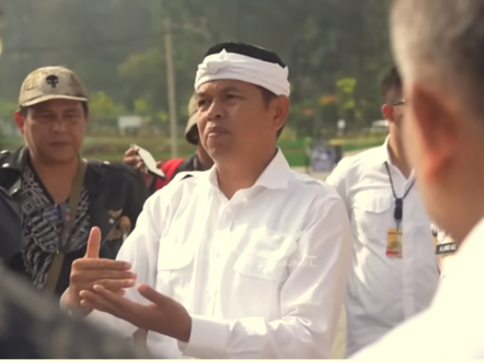 Gubernur Dedi Mulyadi memberikan jawaban tegas atas kritik terkait larangan study tour yang dilayangkan Kadis Disbudpar Cirebon, Dedi menekankan untuk mencegah eksploitasi pendidikan dan beban ekonomi orang tua. (YouTube KDM Channel)