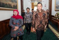 Gubernur Jawa Timur Khofifah Indar Parawansa (kiri) dan Menko Infra Agus Harimurti Yudhoyono (kanan). //Foto: Dok. Kemenko Infra//