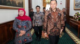 Gubernur Jawa Timur Khofifah Indar Parawansa (kiri) dan Menko Infra Agus Harimurti Yudhoyono (kanan). //Foto: Dok. Kemenko Infra//