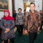 Gubernur Jawa Timur Khofifah Indar Parawansa (kiri) dan Menko Infra Agus Harimurti Yudhoyono (kanan). //Foto: Dok. Kemenko Infra//
