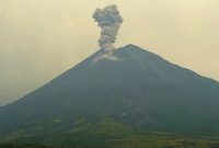 Potret erupsi Gunung Semeru, Kabupaten Lumajang, dengan kolom abu setinggi 1.200 meter, Sabtu (15/3/2025). //Dok. CCTV Semeru//