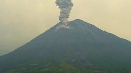 Potret erupsi Gunung Semeru, Kabupaten Lumajang, dengan kolom abu setinggi 1.200 meter, Sabtu (15/3/2025). //Dok. CCTV Semeru//