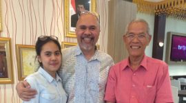 Bos Rumah Makan Padang Sederhana, H. Bustaman (kanan) berfoto bersama konsumennya di RM Padang Sederhana, Juanda, Jakarta. (Dok. Facebook)