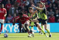 Manchester City kalah 0-1 dari Nottingham Forest di Liga Inggris 2024/25, setelah gol Callum Hudson-Odoi di menit 83 memastikan kemenangan tuan rumah. Potret Ola Aina dari Nottingham berusaha mendapatkan bola dari pemain Manchester City, Erling Haaland, di The City Ground, Nottingham, Inggris - 8 Maret 2025. (Foto: REUTERS/Chris Radburn)