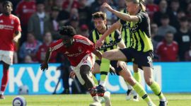 Manchester City kalah 0-1 dari Nottingham Forest di Liga Inggris 2024/25, setelah gol Callum Hudson-Odoi di menit 83 memastikan kemenangan tuan rumah. Potret Ola Aina dari Nottingham berusaha mendapatkan bola dari pemain Manchester City, Erling Haaland, di The City Ground, Nottingham, Inggris - 8 Maret 2025. (Foto: REUTERS/Chris Radburn)