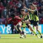 Manchester City kalah 0-1 dari Nottingham Forest di Liga Inggris 2024/25, setelah gol Callum Hudson-Odoi di menit 83 memastikan kemenangan tuan rumah. Potret Ola Aina dari Nottingham berusaha mendapatkan bola dari pemain Manchester City, Erling Haaland, di The City Ground, Nottingham, Inggris - 8 Maret 2025. (Foto: REUTERS/Chris Radburn)