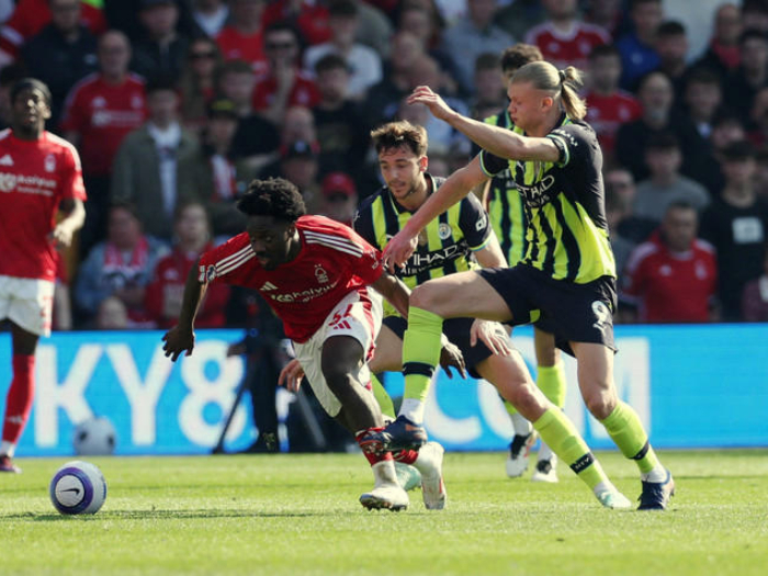 Manchester City kalah 0-1 dari Nottingham Forest di Liga Inggris 2024/25, setelah gol Callum Hudson-Odoi di menit 83 memastikan kemenangan tuan rumah. Potret Ola Aina dari Nottingham berusaha mendapatkan bola dari pemain Manchester City, Erling Haaland, di The City Ground, Nottingham, Inggris - 8 Maret 2025. (Foto: REUTERS/Chris Radburn)