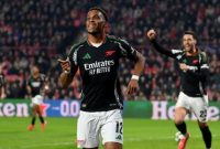 Jurrien Timber membuka pesta gol Arsenal ke gawang PSV. (facebook.com/Arsenal)