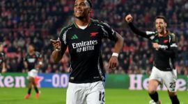 Jurrien Timber membuka pesta gol Arsenal ke gawang PSV. (facebook.com/Arsenal)