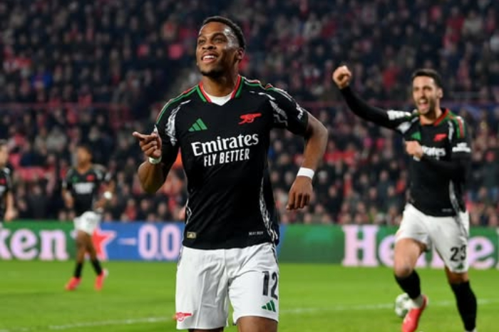 Jurrien Timber membuka pesta gol Arsenal ke gawang PSV. (facebook.com/Arsenal)