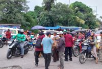 Persatuan Wartawan Fast Respon Conter Polri Nusantara Kabupaten Tangerang membagikan takjil. (Foto: Dok. FRN)