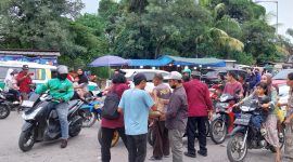 Persatuan Wartawan Fast Respon Conter Polri Nusantara Kabupaten Tangerang membagikan takjil. (Foto: Dok. FRN)