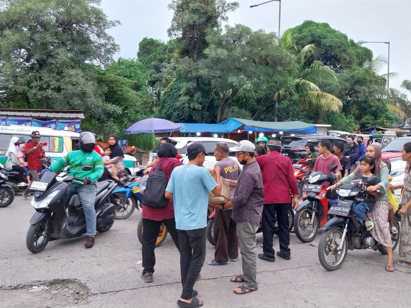 Persatuan Wartawan Fast Respon Conter Polri Nusantara Kabupaten Tangerang membagikan takjil. (Foto: Dok. FRN)