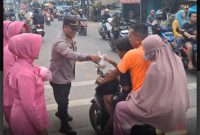 Polsek Rajeg Polresta Tangerang berbagi takjil untuk warga sekitar. (dok. Polsek Rajeg)