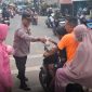 Polsek Rajeg Polresta Tangerang berbagi takjil untuk warga sekitar. (dok. Polsek Rajeg)