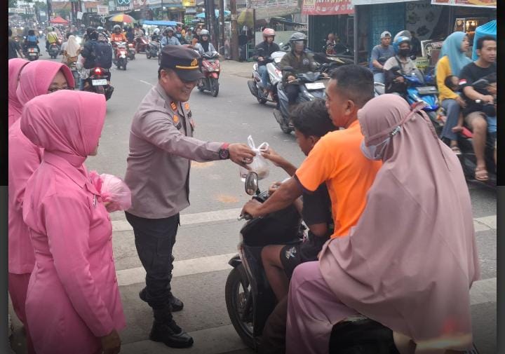 Polsek Rajeg Polresta Tangerang berbagi takjil untuk warga sekitar. (dok. Polsek Rajeg)