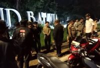 Camat Pasar Kemis, Nurhanudin bersama unsur TNI-Polri lakukan pemantauan untuk memastikan SE Bupati Tangerang dipatuhi oleh pelaku usaha di bulan Ramadan. (Istimewa)