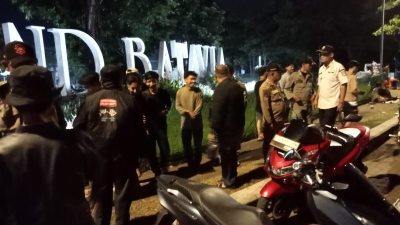 Camat Pasar Kemis, Nurhanudin bersama unsur TNI-Polri lakukan pemantauan untuk memastikan SE Bupati Tangerang dipatuhi oleh pelaku usaha di bulan Ramadan. (Istimewa)