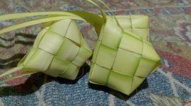 Ketupat menjadi salah satu hidangan menjelang Kunutan. (Foto: Rizky Maulana/Metrosiar)
