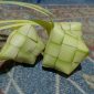 Ketupat menjadi salah satu hidangan menjelang Kunutan. (Foto: Rizky Maulana/Metrosiar)