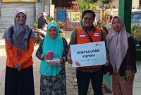 Rumah Zakat Tangerang Bersama Polsek Karawaci Salurkan Paket Makanan Fidyah untuk Masyarakat di Kota Tangerang. (Dok. Rumah Zakat Tangerang)