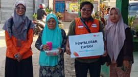 Rumah Zakat Tangerang Bersama Polsek Karawaci Salurkan Paket Makanan Fidyah untuk Masyarakat di Kota Tangerang. (Dok. Rumah Zakat Tangerang)