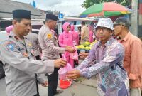 Kapolsek Kresek Polresta Tangerang Polda Banten AKP A. Suryadi bersama jajarannya dan Bhayangkari Ranting Kresek berbagi Keberkahan. (Dok. Humas) 