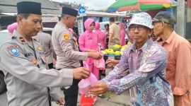 Kapolsek Kresek Polresta Tangerang Polda Banten AKP A. Suryadi bersama jajarannya dan Bhayangkari Ranting Kresek berbagi Keberkahan. (Dok. Humas) 