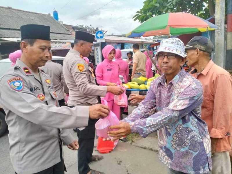 Kapolsek Kresek Polresta Tangerang Polda Banten AKP A. Suryadi bersama jajarannya dan Bhayangkari Ranting Kresek berbagi Keberkahan. (Dok. Humas) 