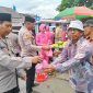 Kapolsek Kresek Polresta Tangerang Polda Banten AKP A. Suryadi bersama jajarannya dan Bhayangkari Ranting Kresek berbagi Keberkahan. (Dok. Humas) 