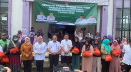 Potret warga memadatai halaman kantor Camat Pasar Kemis untuk mendapatkan pangan murah. (Isitmewa)