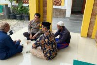 Bripka Yudi Apriadi bertemu dengan Ketua DKM setempat, Bapak H. Mansur, untuk menyampaikan pesan-pesan Kamtibmas. (Dok. Humas) 